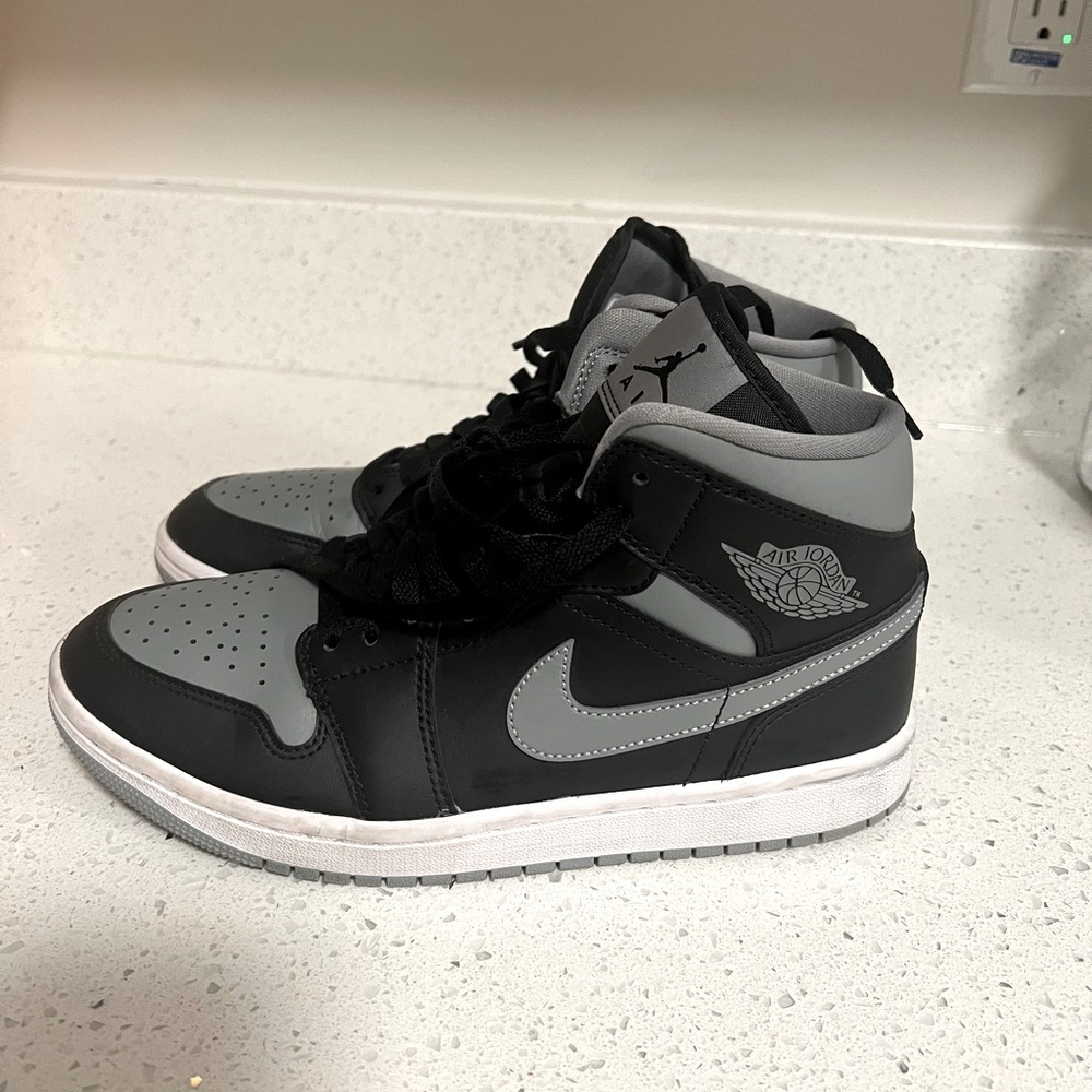 Air Jordan 1 Mid

Black/White/Particle
Grey
Size 8
Women's Shoes